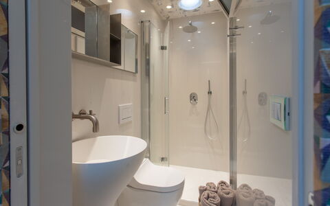 Belvedere Guastella B 4: Bagno, Interior Design, Idraulico Fixture, Parete, Pavimentazione, Pavimento, Gabinetto, Specchio, Lavandino Del Bagno, Idraulico