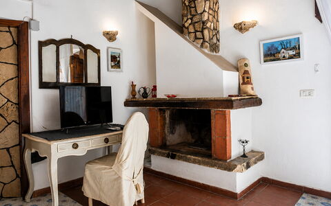 Casa Dafne: Parete, Mobilia, Legna, Interior Design, Illuminazione, Camera, Sedia, Soggiorno, Latifoglie, Color Legno