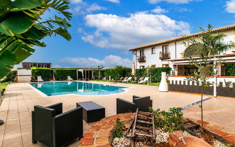Casa Dafne: Piscina, Ricorrere, Zona Residenziale, Estate, Eco Hotel, Hacienda, Landscaping, Agriturismo, Villa, Cortile