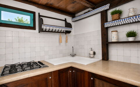 Casa Dafne: Cucina, Legna, Interior Design, Controsoffitto, Pavimentazione, Elettrodomestico Da Cucina, Lavandino Della Cucina, Idraulico Fixture, Cucina Stufa, Rubinetto