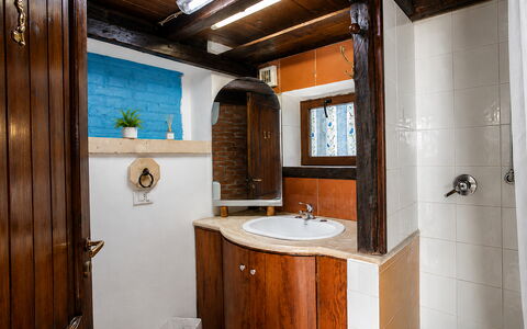 Casa Dafne: Lavandino Del Bagno, Parete, Idraulico Fixture, Lavello, Legna, Bagno, Rubinetto, Pavimento, Mobiletto Del Bagno, Pavimentazione