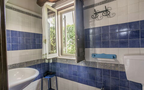 Casa Dafne: Pavimentazione, Idraulico Fixture, Pavimento, Interior Design, Piastrella, Rubinetto, Bagno, Idraulico, Lavello, Lavandino Del Bagno