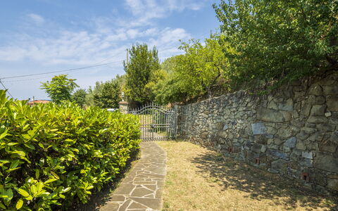 La Casina: Verde, Arbusto, Giardino, Muro ​​Di Pietra, Luce Del Sole, Hedge, Landscaping, Passerella, Recinzione, Flagstone
