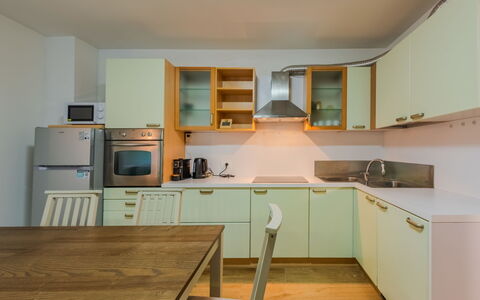 La Corona: Cucina, Elettrodomestico Da Cucina, Interior Design, Controsoffitto, Apparecchio Major, Cabinetry, Pavimentazione, Legna, Soffitto, Mobilia