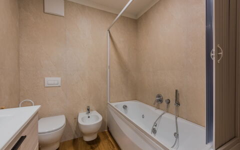 La Corona: Bagno, Idraulico Fixture, Vasca Da Bagno, Pavimentazione, Parete, Pavimento, Interior Design, Rubinetto, Lavello, Idraulico