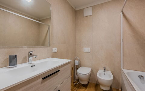 La Corona: Bagno, Pavimentazione, Idraulico Fixture, Lavandino Del Bagno, Pavimento, Interior Design, Lavello, Mobiletto Del Bagno, Specchio, Rubinetto