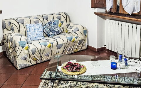 Casa Lulù: Mobilia, Interior Design, Divano, Pavimentazione, Tessile, Pavimento, Biancheria, Camera, Appartamento, Soggiorno
