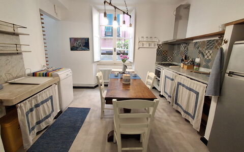 La Riva - Levanto: Mobilia, Pavimentazione, Interior Design, Pavimento, Legna, Cucina, Apparecchio Major, Controsoffitto, Elettrodomestico Da Cucina, Tavolo