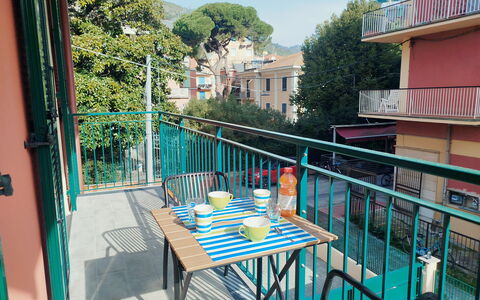 Lola Home - Levanto: Balcone, Appartamento, Portico, Sedia, Condominio, Mobili Da Esterno, Shade, Color Legno, Tavolo Esterno, Corrimano