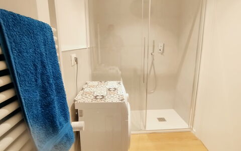 Lola Home - Levanto: Pavimentazione, Pavimento, Parete, Idraulico Fixture, Interior Design, Bagno, Idraulico, Camera, Gabinetto, Piastrella