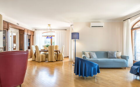 Villa Althea: Mobilia, Interior Design, Pavimentazione, Divano, Pavimento, Legna, Camera, Soggiorno, Soffitto, Appartamento