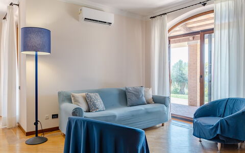 Villa Althea: Mobilia, Interior Design, Pavimentazione, Divano, Parete, Pavimento, Legna, Appartamento, Camera, Soggiorno