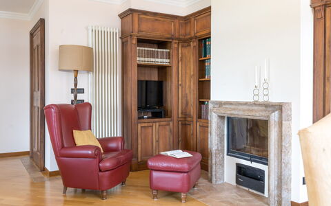 Villa Althea: Mobilia, Interior Design, Pavimentazione, Legna, Pavimento, Casa, Camera, Soggiorno, Marrone, Illuminazione
