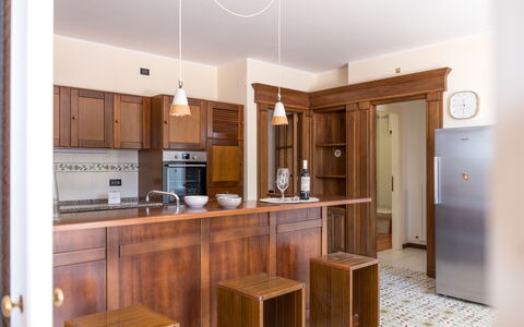 Villa Althea: Pavimentazione, Controsoffitto, Cabinetry, Legna, Interior Design, Mobilia, Cucina, Pavimento, Soffitto, Credenza