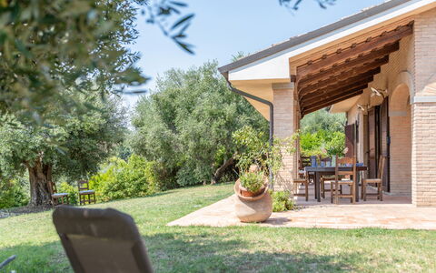 Villa Althea: Casa, Estate, Portico, Villetta, Giardino, Shade, Mobili Da Esterno, Hacienda, Agriturismo, Landscaping