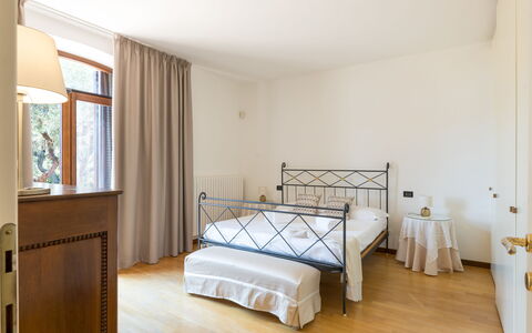 Villa Althea: Interior Design, Mobilia, Pavimentazione, Pavimento, Legna, Letto, Camera Da Letto, Soffitto, Camera, Illuminazione