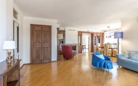 Villa Althea: Pavimentazione, Mobilia, Interior Design, Pavimento, Soffitto, Legna, Camera, Pavimento In Legno, Divano, Soggiorno