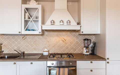 Vacanze Levante: Cucina, Legna, Interior Design, Cabinetry, Pavimentazione, Controsoffitto, Cucina Stufa, Elettrodomestico Da Cucina, Lampada, Soffitto