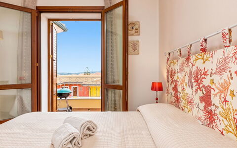 Vacanze Levante: Parete, Legna, Camera Da Letto, Interior Design, Casa, Letto, Lenzuolo, Bedding, Biancheria, Pavimento