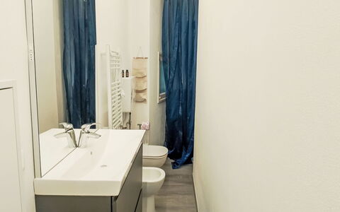 Onda Blu House: Pavimentazione, Pavimento, Interior Design, Idraulico Fixture, Bagno, Gabinetto, Camera, Idraulico, Toilet Seat, Lavandino Del Bagno