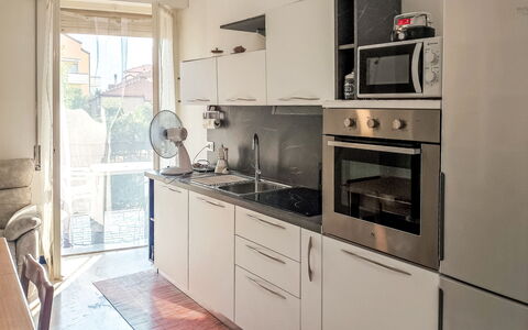 Onda Blu House: Elettrodomestico Da Cucina, Cucina, Controsoffitto, Apparecchio Major, Cabinetry, Elettrodomestico, Pavimentazione, Legna, Interior Design, Cucina Stufa
