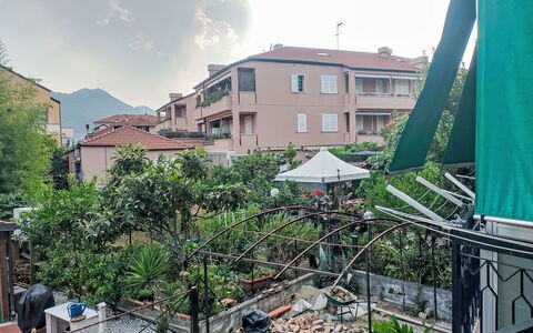 Onda Blu House: Giardino, Shade, Cortile, Landscaping, Balcone, Backyard