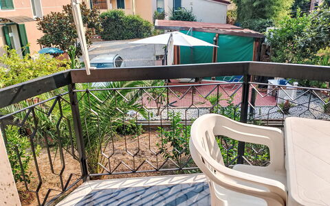 Onda Blu House: Balcone, Shade, Corrimano, Tavolo Esterno, Pianta Della Casa