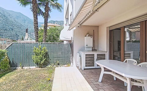 Monica: Balcone, Shade, Mobili Da Esterno, Sedia, Portico, Pianta Della Casa, Villa, Cortile
