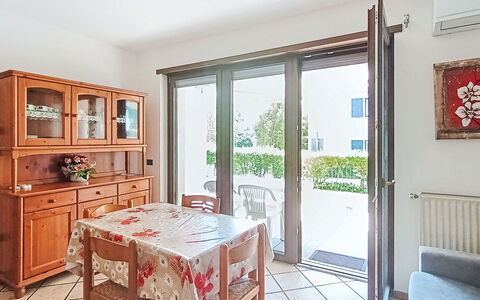 Monica: Mobilia, Legna, Pavimentazione, Pavimento, Interior Design, Tavolo, Cucina & Sala Da Pranzo Tavolo, Appartamento, Camera, Sala Da Pranzo