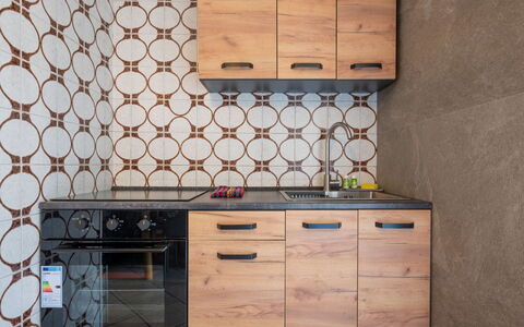 Ilda: Legna, Pavimentazione, Cucina, Cabinetry, Pavimento, Controsoffitto, Marrone, Apparecchio Major, Elettrodomestico Da Cucina, Color Legno