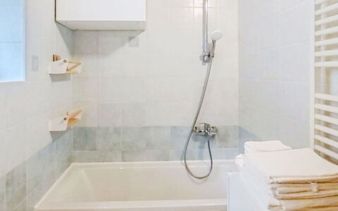 Fontanella Mountain Home: Bagno, Idraulico Fixture, Pavimentazione, Parete, Vasca Da Bagno, Pavimento, Interior Design, Idraulico, Doccia, Rubinetto
