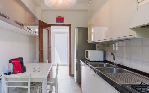 Gli Oleandri di Grazia: Cucina, Pavimentazione, Elettrodomestico Da Cucina, Mobilia, Interior Design, Apparecchio Major, Pavimento, Controsoffitto, Legna, Soffitto