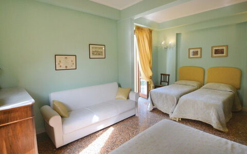 Villa Santa Chiara: Mobilia, Interior Design, Pavimento, Camera, Pavimentazione, Tessile, Soffitto, Letto, Tavolo, Illuminazione