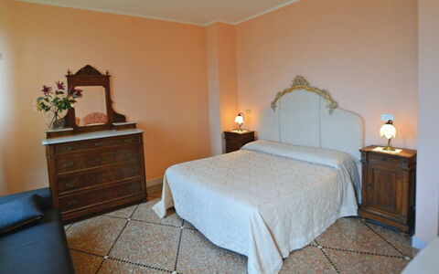 Villa Santa Chiara: Mobilia, Camera Da Letto, Interior Design, Letto, Lenzuolo, Pavimentazione, Pavimento, Bedding, Biancheria, Camera