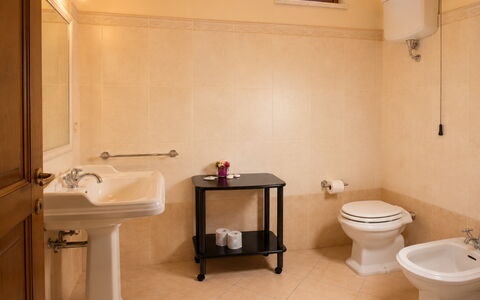 Villa Santa Chiara: Lavandino Del Bagno, Idraulico Fixture, Pavimentazione, Bagno, Lavello, Interior Design, Pavimento, Rubinetto, Idraulico, Gabinetto