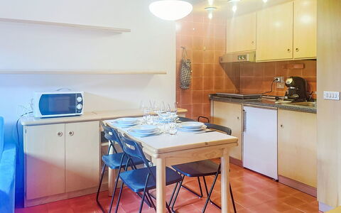 Ai Pascoli: Pavimentazione, Interior Design, Cucina, Legna, Mobilia, Pavimento, Soffitto, Apparecchio Major, Elettrodomestico Da Cucina, Camera