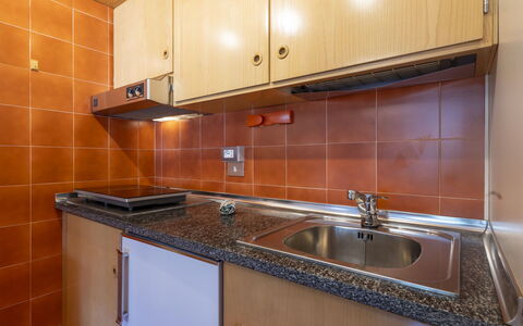 Ai Pascoli: Cucina, Controsoffitto, Pavimentazione, Interior Design, Arancia, Camera, Pavimento, Lavandino Della Cucina, Soffitto, Apparecchio Major