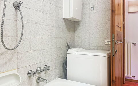 Ai Pascoli: Bagno, Idraulico Fixture, Pavimentazione, Parete, Pavimento, Interior Design, Lavello, Rubinetto, Lavandino Del Bagno, Gabinetto
