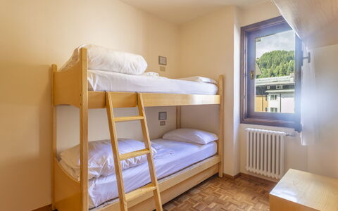Ai Pascoli: Letto, Camera Da Letto, Lenzuolo, Bedding, Telaio Del Letto, Interior Design, Mobilia, Camera, Soffitto, Appartamento