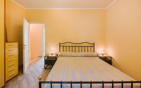 Dimora Polle di Malbacco: Letto, Interior Design, Camera Da Letto, Pavimento, Parete, Pavimentazione, Mobilia, Camera, Legna, Lenzuolo
