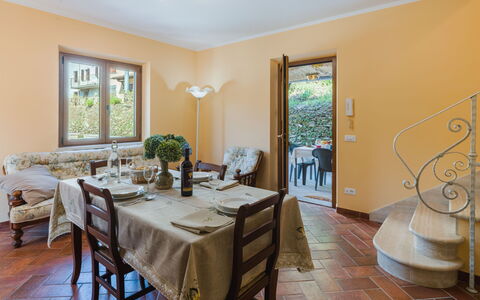 Dimora Polle di Malbacco: Mobilia, Interior Design, Parete, Pavimentazione, Soffitto, Legna, Camera, Tavolo, Pavimento, Sala Da Pranzo