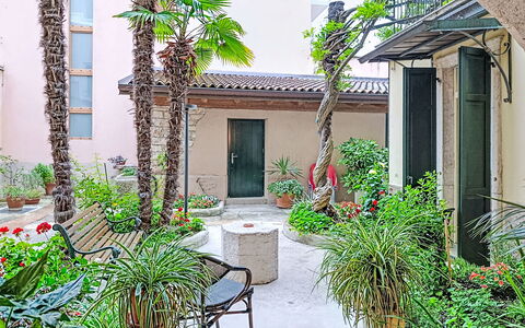 Le Falesie: Vaso Di Fiori, Arbusto, Giardino, Pianta Della Casa, Hacienda, Cortile, Landscaping, Cortile, Shade