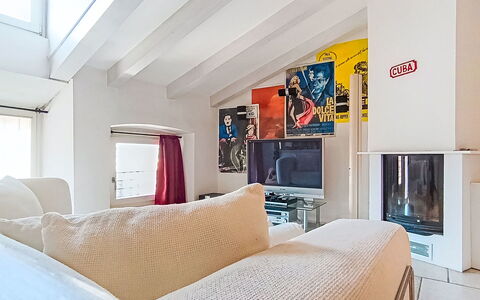 Le Falesie: Mobilia, Interior Design, Parete, Divano, Pavimentazione, Soffitto, Pavimento, Camera, Soggiorno, Appartamento