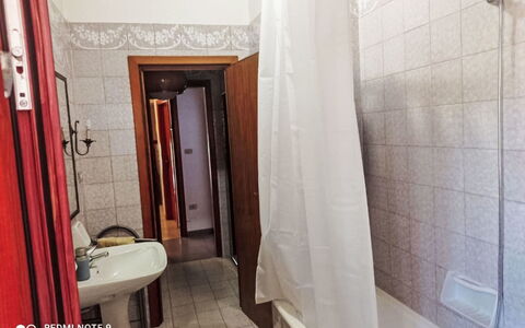 La Terrazza di Colle Marino: Pavimento, Pavimentazione, Lavandino Del Bagno, Idraulico Fixture, Bagno, Lavello, Idraulico, Rubinetto, Camera, Gabinetto