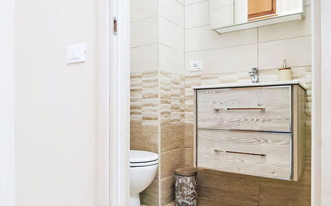 La Terrazza di Caramanico: Pavimentazione, Idraulico Fixture, Pavimento, Bagno, Mobiletto Del Bagno, Gabinetto, Idraulico, Cabinetry, Camera, Lavello