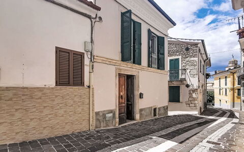 Majella Living: Parete, Porta, Quartiere, Cittadina, Architettura, Zona Residenziale, Strada, Casa, Insediamento Umano, Materiale Composito