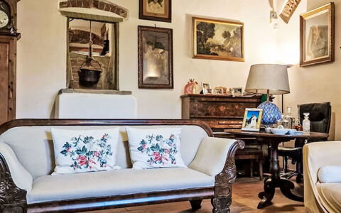 Il Pozzo dei Desideri: Mobilia, Interior Design, Pavimentazione, Legna, Divano, Soggiorno, Camera, Pavimento, Tessile, Cornice