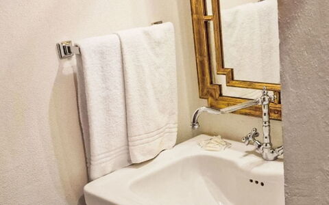Il Pozzo dei Desideri: Interior Design, Idraulico Fixture, Lavandino Del Bagno, Idraulico, Bagno, Lavello, Specchio, Rubinetto, Piastrella, Asciugamano