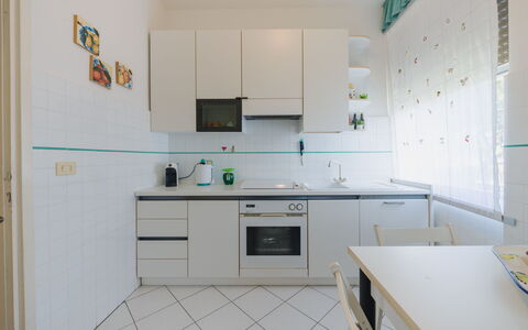 Appartamento la Terrazza di Anna: Cucina, Elettrodomestico Da Cucina, Controsoffitto, Pavimentazione, Apparecchio Major, Interior Design, Cabinetry, Mobilia, Pavimento, Illuminazione