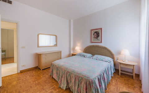 Appartamento la Terrazza di Anna: Letto, Mobilia, Camera Da Letto, Interior Design, Pavimento, Lenzuolo, Pavimentazione, Bedding, Legna, Camera